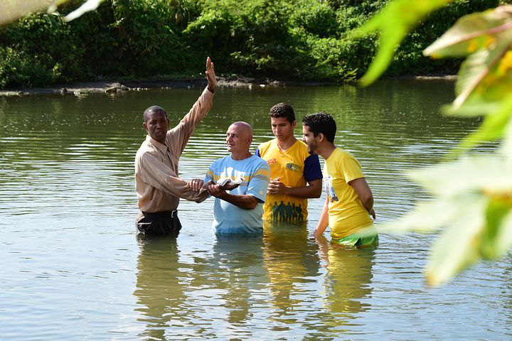 cuban-2535931__480 baptism